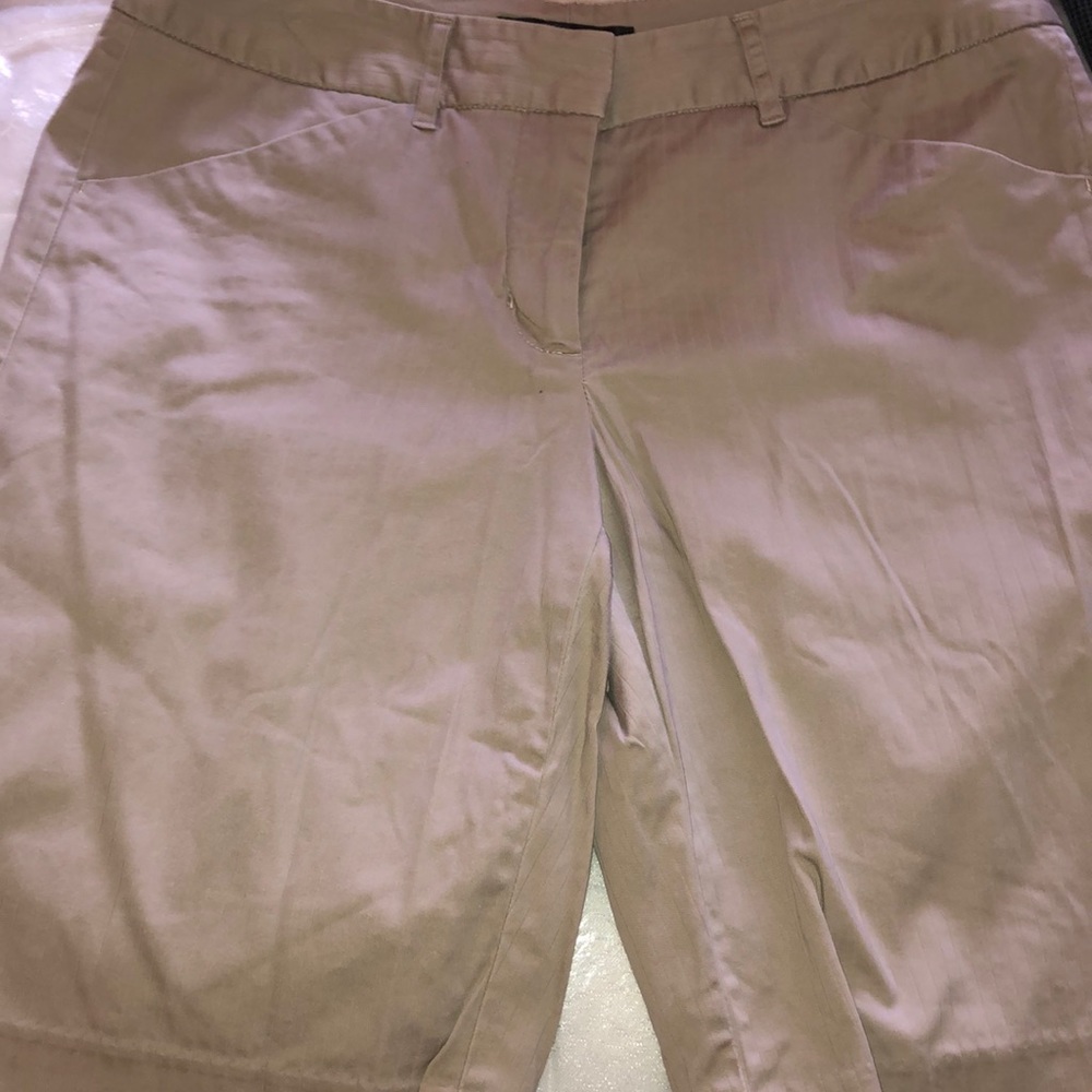 Daisy Fuentes knee length khakis☀️